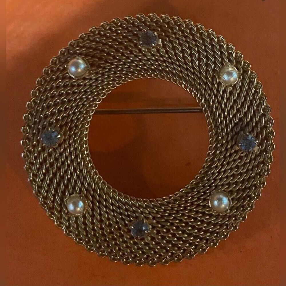 Women’s Brooch Pin Gold Tone Braided Blue Stones Pearls 1 1/2” Round
